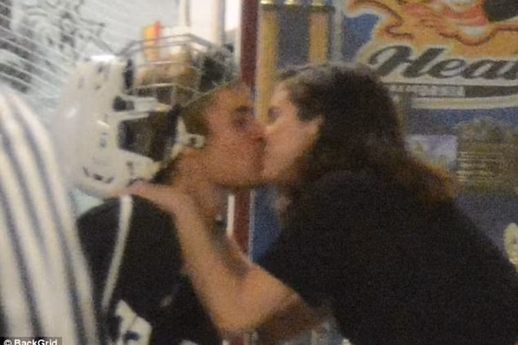 Qua loạt ảnh, có thể thấy, Selena choàng tay qua cổ Justin và trao cho anh nụ hôn đắm đuối.