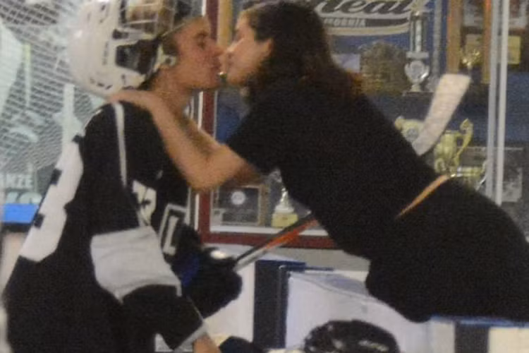 Hình ảnh Selena Gomez - Justin Bieber khóa môi ngọt ngào vừa được Daily Mail đăng tải. Theo Daily Mail, Selena đến cổ vũ Justin chơi khúc côn cầu tại Los Angeles, ngày 15/11.