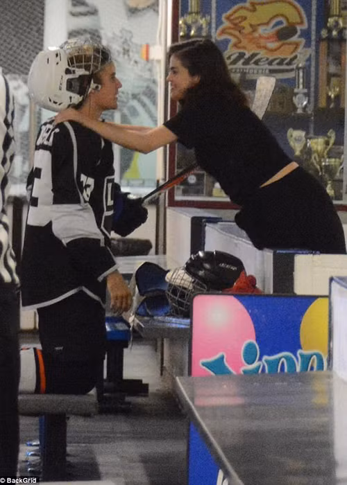 Justin vẫn ở trên sân băng nhưng đã bỏ mũ bảo hiểm khi nói chuyện với Selena trong giờ nghỉ giải lao trận đấu khúc côn cầu.