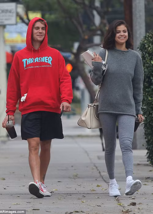 Selena Gomez - Justin Bieber bắt đầu hẹn hò vào năm 2010. Sau khi chia tay, tái hợp rồi có tình mới, cả hai gần đây yêu lại từ đầu.