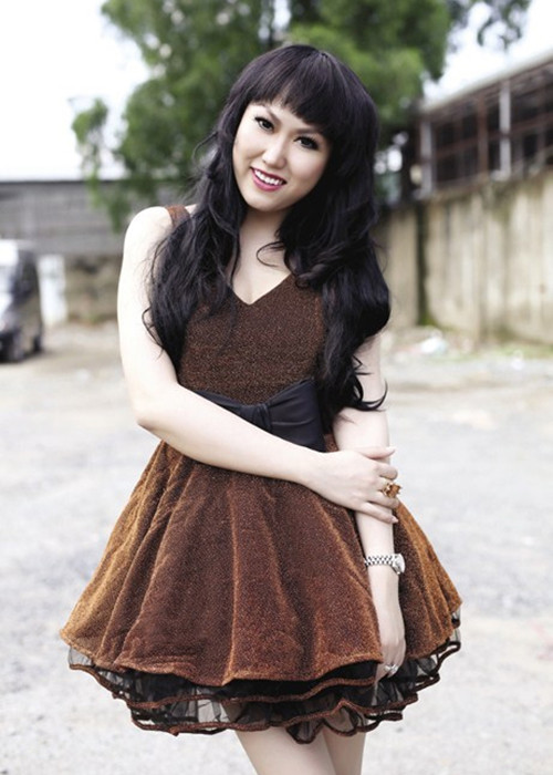 Sở hữu làn da mới, Phi Thanh Vân lựa chọn phong cách thời trang xì tin với kiểu trang điểm như búp bê nhưng cô bị chê là “cưa sừng làm nghé”. Ảnh: Mốt và cuộc sống