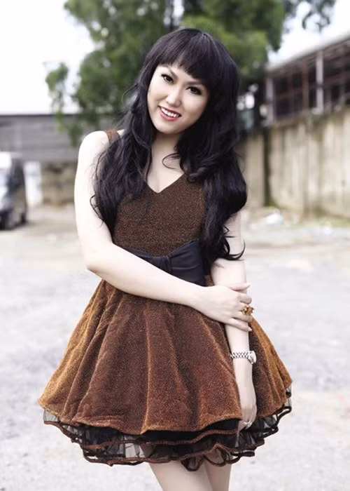 Sở hữu làn da mới, Phi Thanh Vân lựa chọn phong cách thời trang xì tin với kiểu trang điểm như búp bê nhưng cô bị chê là “cưa sừng làm nghé”. Ảnh: Mốt và cuộc sống