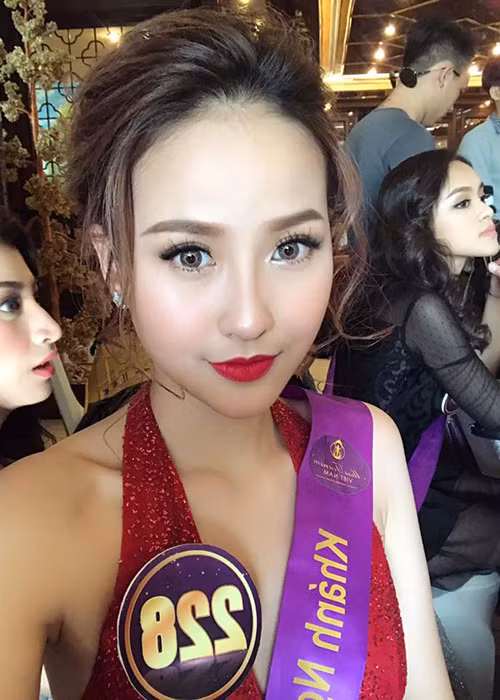 Trước The Face 2016, Khánh Ngân từng tham gia một số cuộc thi nhan sắc. Cô từng lọt top 40 Hoa hậu Việt Nam 2014, top 15 Hoa hậu Hoàn vũ Việt Nam 2015. Năm 2017, Khánh Ngân tiếp tục thử sức mình ở cuộc thi Hoa khôi Du lịch Việt Nam. Ảnh: FBNV