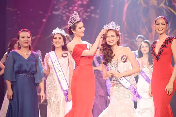 Tại cuộc thi Hoa khôi Du lịch Việt Nam 2017, Khánh Ngân tranh vương miện với 16 thí sinh khác trong đêm chung kết. Với gương mặt khả ái cùng câu trả lời ứng xử chỉn chu, học trò Phạm Hương đăng quang ngôi vị cao nhất. Ảnh: Zing