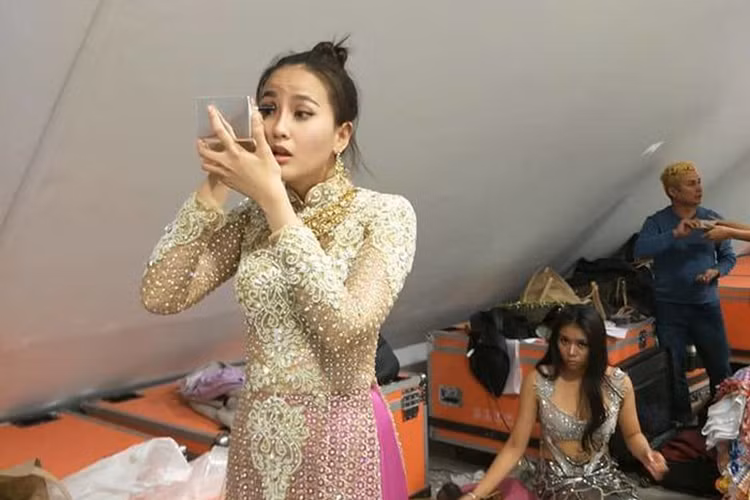 Tháng 10/2017, Khánh Ngân lên đường sang Albania tham gia cuộc thi Hoa hậu Hoàn cầu - Miss Globe. Vì ê-kíp gặp sự cố về visa, người đẹp sinh năm 1994 đi thi một mình. Tự lo liệu cho hành trình tại xứ lạ nên Khánh Ngân ban đầu có nhiều bỡ ngỡ. Ảnh: Thể thao văn hóa