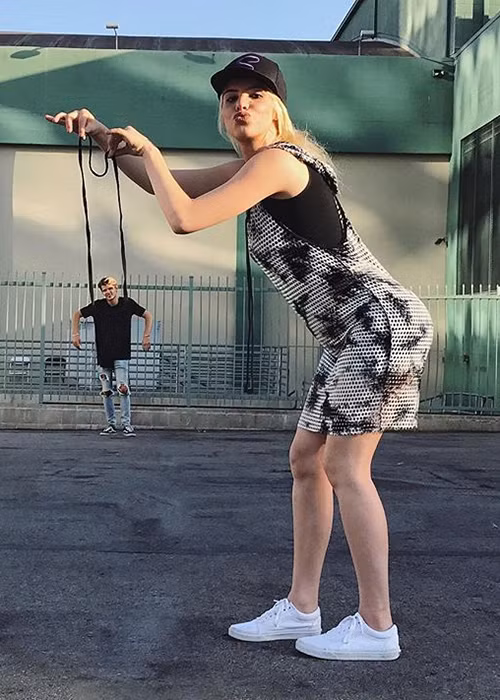 Lele Pons từng là ngôi sao đình đám nhất trên Vine (ứng dụng quay video 6 giây, hiện đã đóng cửa) với hơn 8,4 tỷ lượt xem và 11,1 triệu người theo dõi tính đến ngày 13/6/2016.