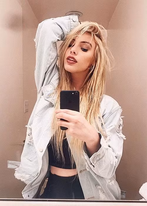 Ngoài làm các video hài hước, Lele còn đóng phim, làm người mẫu ảnh và sở hữu thương hiệu đồ trang sức của riêng mình.