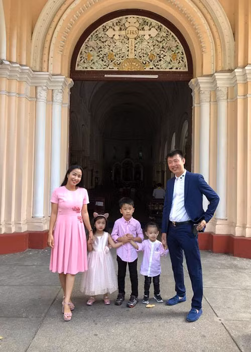 Vợ chồng sao Việt Ốc Thanh Vân mặc chỉn chu tham dự đám cưới của người thân.