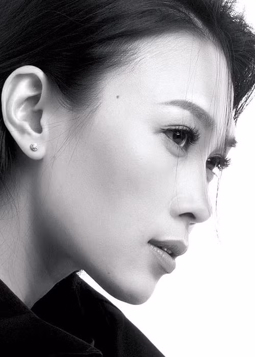 Mỹ Tâm chia sẻ: “Em sẽ cười, để anh phải biết em không cần anh, bao nhiêu nước mắt dường như giờ đã khô đi vì anh... Đau thế mà!”.