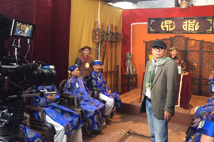 Đạo diễn Phạm Đông Hồng cập nhật hình ảnh phim “Chôn nhời 5”.