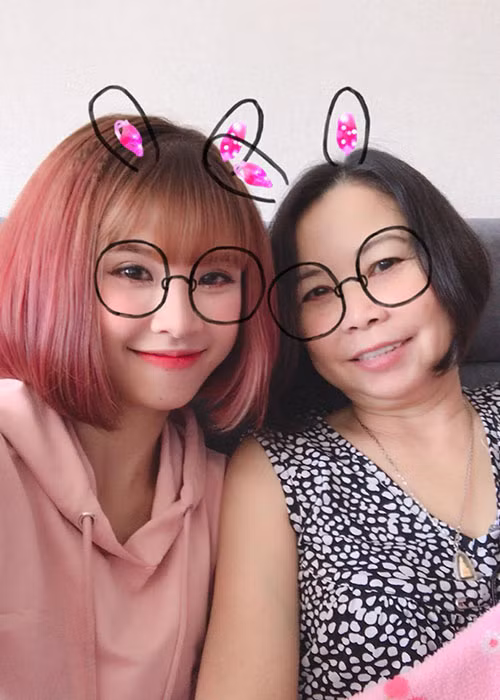 Khởi My mỉm cười hạnh phúc bên mẹ sau đám cưới với Kelvin Khánh.