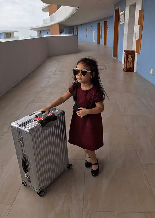 Phạm Quỳnh Anh viết về cô con gái đầu lòng: “Mỗi một lần đi cùng nhau lại thấy bạn của mẹ già thêm 1 xíu”.