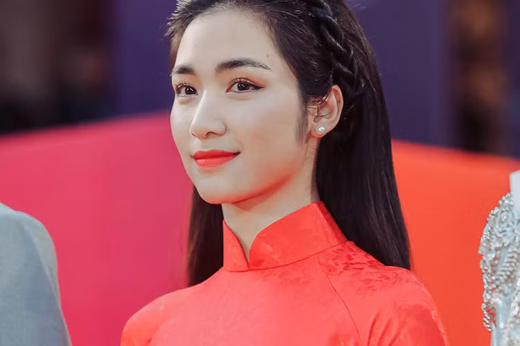 Hòa Minzy đăng tải hình ảnh mặc áo dài kèm dòng tâm sự cảm thấy tự hào là người con gái Việt Nam.