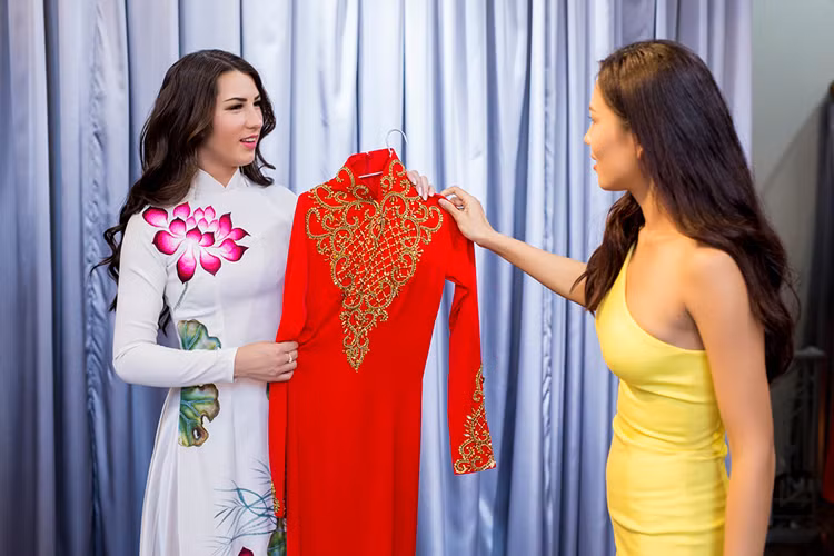 Nhân dịp này, Á hậu Nguyễn Thị Loan đã tặng người bạn đặc biệt từ Na Uy của mình một chiếc áo dài truyền thống như là quà kỉ niệm trước khi cả hai cùng lên đường đi thi.
