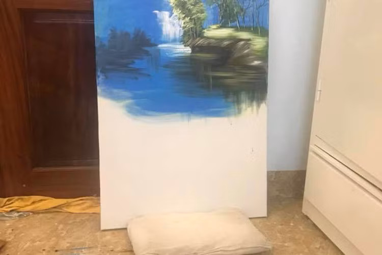 Chiến Thắng tranh thủ vẽ bức tranh mới để treo trong nhà của mình.