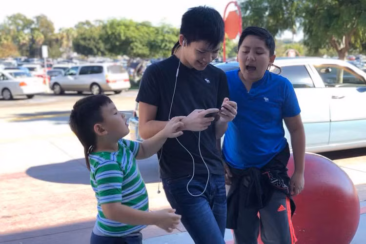 Bằng Kiều khoe ba cậu quý tử. “Tài sản, tình yêu....tất cả mọi thứ của tôi đây”, nam ca sĩ cho hay.