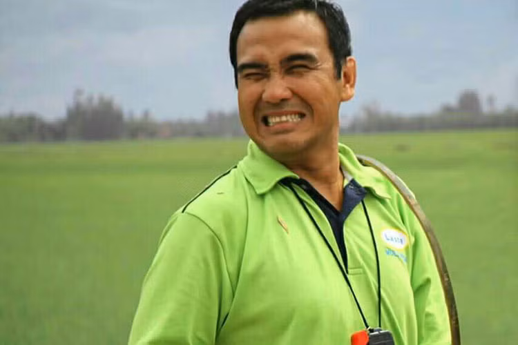 Quyền Linh đội nắng quay chương trình do anh làm MC.