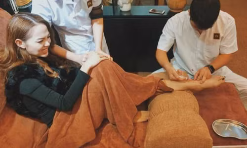 Minh Hang gap su co nga trat chan khi bieu dien o Ninh Binh