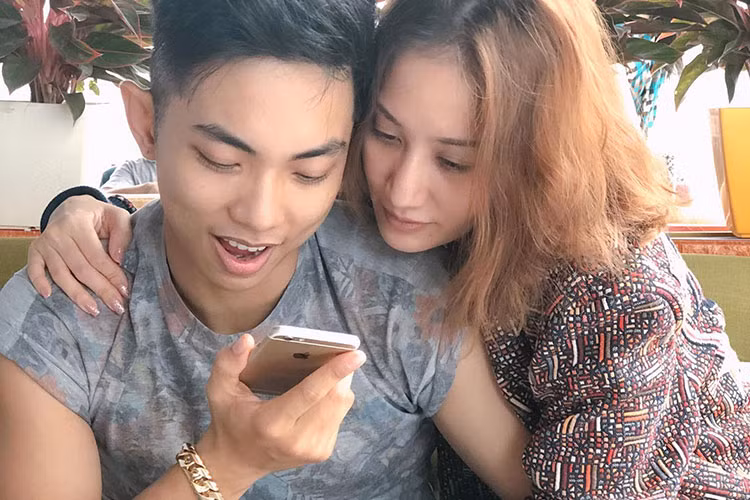 Khánh Thi tình tứ bên Phan Hiển trong chuyến đi Đà Nẵng là một trong những tin tức sao Việt trong ngày 19/11.