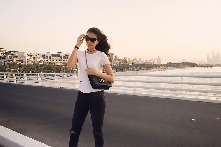 Phạm Hương ở tại khách sạn 7 sao Burj Al Arab ở Dubai khi tham gia một tuần lễ thời trang ở đây.