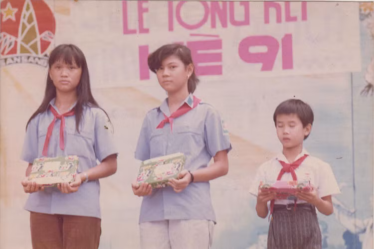 “Búp bê” Thanh Thảo chia sẻ hình ảnh khi còn đi học kèm lời chúc mừng ngày Nhà giáo Việt Nam 20/11.