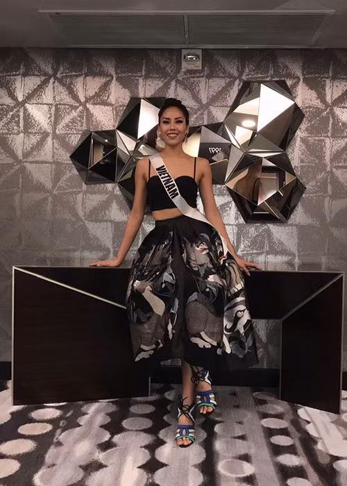 Nguyễn Thị Loan tươi tắn sau buổi thi trình diễn trang phục dân tộc tại Hoa hậu Hoàn vũ Thế giới 2017.