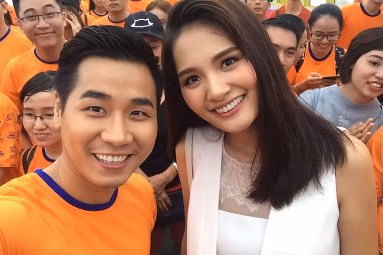 MC Nguyên Khang, Hoa hậu Hương Giang chạy bộ gây quỹ từ thiện mặc trời mưa gió.