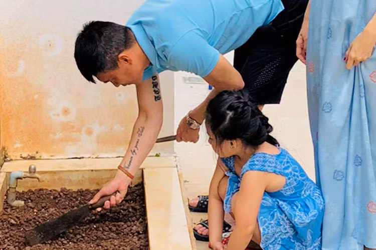 Một trong những loạt ảnh của Thủy Tiên còn hé lộ góc mặt nghiêng của bé Bánh Gạo.