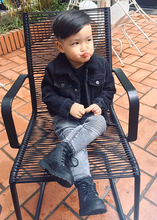 Con trai đầu lòng của hot girl Tâm Tít biểu cảm đáng yêu trước ống kính máy ảnh của mẹ.