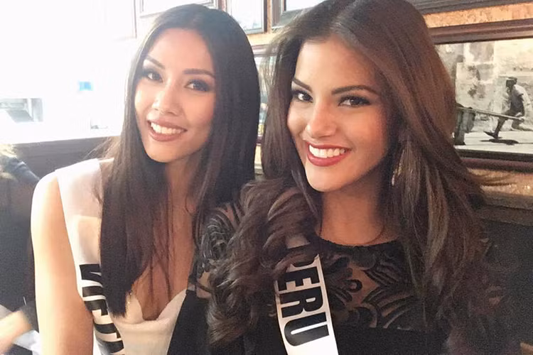 4 thí sinh từng thi Hoa hậu Hòa bình Quốc tế 2016 cùng tham gia Hoa hậu Hoàn vũ Thế giới 2017. Đó là đại diện Việt Nam (trái), Iceland, Romania và Peru (phải). Ảnh: FBNV