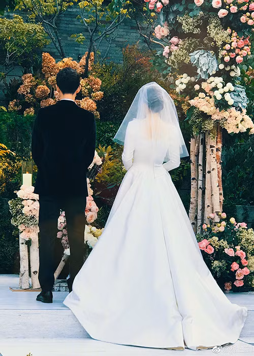Váy cưới Song Hye Kyo diện trong hôn lễ sử dụng chất liệu chính là lụa mikado của Nhật Bản. Ảnh: Weibo