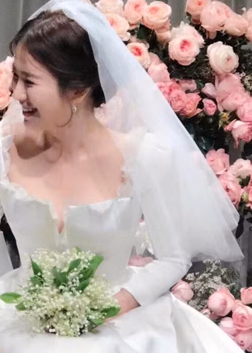  Váy cưới 3,1 tỷ đồng của Song Hye Kyo có phần cổ vuông được thêu ren nhẹ nhàng. Ảnh: Weibo