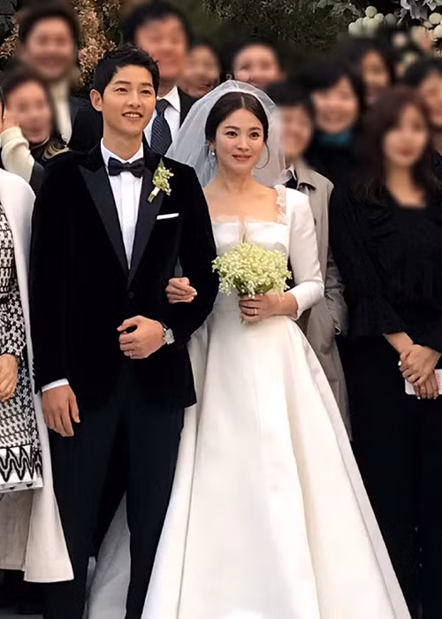 Giá của bộ vest chú rể Song Joong Ki mặc trong đám cưới khoảng 30.000 tệ (khoảng 107 triệu đồng). Ảnh: Weibo