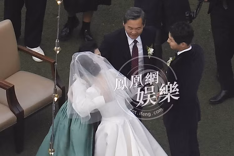 Song Joong Ki tỏ ra ăn ý với Song Hye Kyo khi anh cũng chọn trang phục cưới của thương hiệu Dior. Ảnh: Ifeng