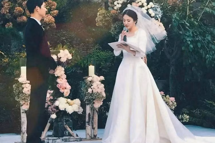 Thiết kế mang phong cách cổ điển, đúng với phong cách từ trước đến nay của nữ diễn viên phim “Hậu duệ mặt trời”. Ảnh: Weibo