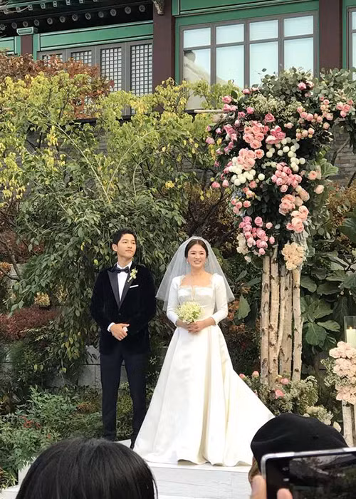 Váy cưới mà Song Hye Kyo diện trong hôn lễ là mẫu thiết kế nằm trong bộ sưu tập Haute Couture Thu Đông 2017 của NTK Maria Grazia Chiuri từ thương hiệu Dior. Ảnh: Weibo