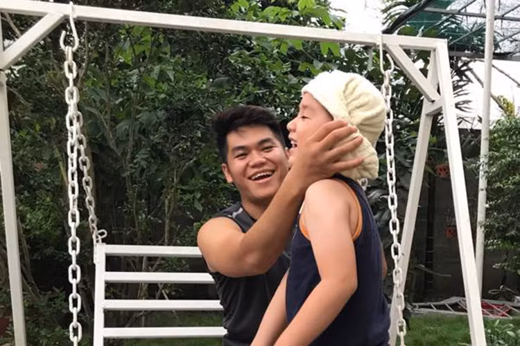  Hot Face sao Việt 24h: Lê Phương chia sẻ lời nhắn nhủ của con trai: “Mẹ ơi! Hai người đàn ông của mẹ sẽ bảo vệ mẹ suốt đời!”.