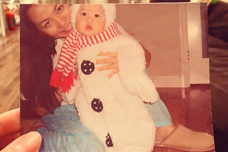 Cựu siêu mẫu Ngọc Thúy chia sẻ bức ảnh cô con gái đầu lòng của cô được ghi lại vào dịp Giáng sinh năm 2007.