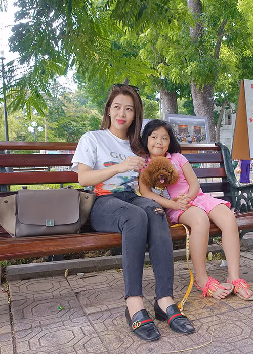 MC Diệp Chi tâm sự: “Chiều nay bắt đầu một chuyến công tác xa, rất lâu rồi mới lại đi xa như vậy và rất lâu rồi mới lại ngập ngừng, chẳng hề muốn dù đôi ngày phải xa con”.