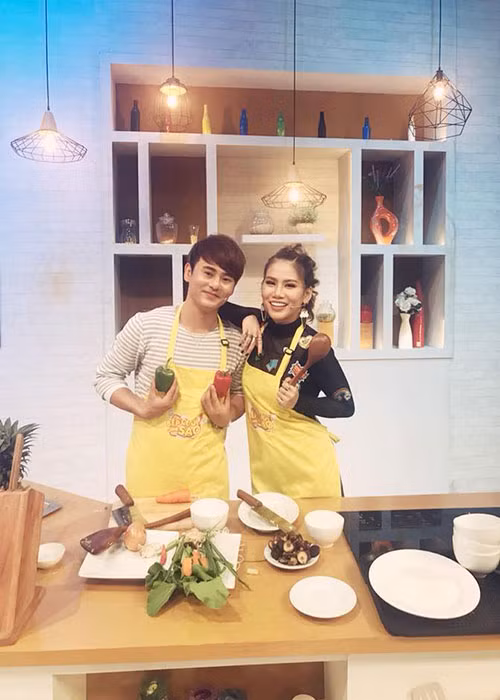 Ưng Đại Vệ, Yến Lê trổ tài nấu nướng trong một chương trình.