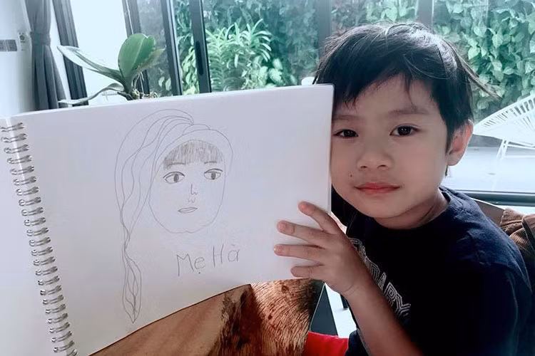 Con trai đầu lòng của Lý Hải - Minh Hà vẽ tranh tặng mẹ.