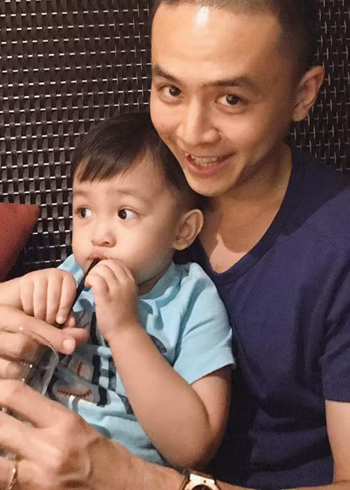 Diễn viên Văn Anh cưng nựng con trai của cặp đôi sao Việt Ái Châu - Huỳnh Đông.