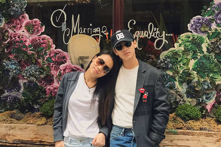 Hồng Ngọc tựa đầu vào vai đàn em thân thiết Isaac.