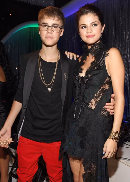 Tháng 1/2013, Justin bất ngờ đăng ảnh bên Selena, dấy nghi vấn nữ ca sĩ bay đến Na Uy thăm bạn trai cũ. Tuy nhiên, bức ảnh nhanh chóng được Justin xóa đi. Ảnh: Getty Images