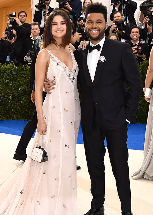 Tháng 1/2017, Selena và nam ca sĩ người Canada The Weeknd bị bắt gặp hẹn hò. Trong quãng thời gian bên tình mới, Selena tránh nhắc đến Justin. Ảnh: The People