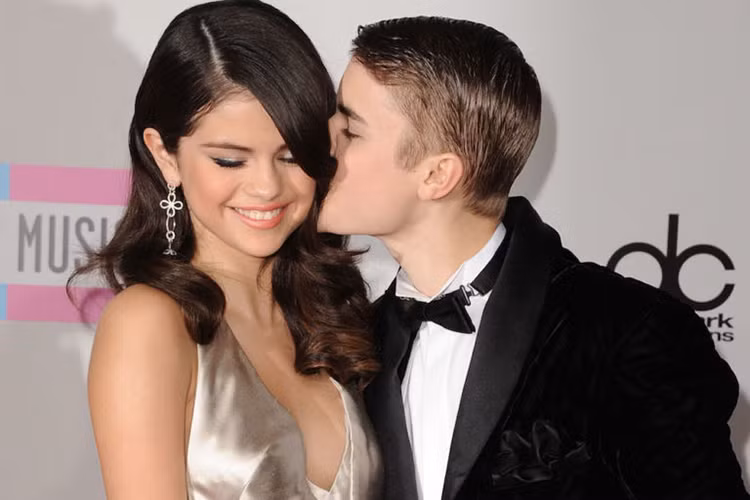 Tháng 11/2011, tin đồn Selena và Justin chia tay bắt đầu rộ lên khi nam ca sĩ bị đồn có con 4 tháng tuổi với một fan nữ.