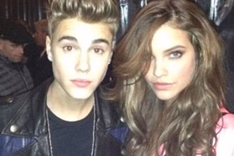 Tháng 12/2012, Selena và Justin xác nhận đường ai nấy đi. Không lâu sau đó, Justin bị nghi hẹn hò Barbara Palvin - người mẫu Victoria’s Secret.