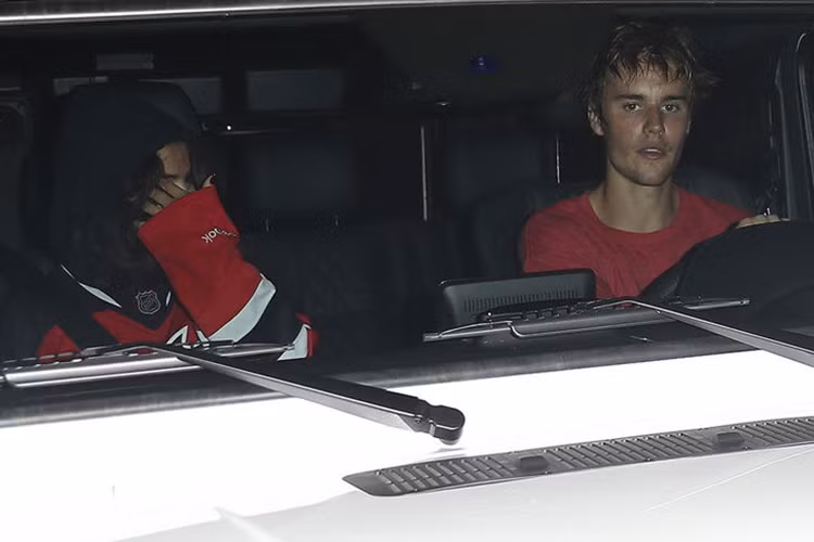 Ngày 2/11, Selena đến cổ vũ Justin chơi hockey. Lúc ra về, cô còn mặc áo thi đấu của nam ca sĩ. Nhiều fans hy vọng lần này, cặp đôi sẽ viết lên một cái kết đẹp cho cuộc tình sau nhiều sóng gió.