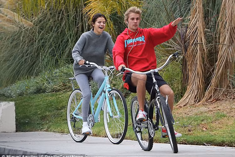 Sau khi chia tay The Weeknd, Selena liên tục dính như sam với Justin. Ngày 1/11, cặp đôi một thời cùng nhau đạp xe và nói chuyện rất vui vẻ. Ảnh: Dailymail