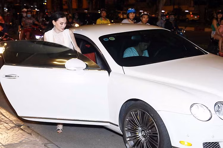 Thu Thủy chia sẻ ông xã của cô âm thầm hộ tống vợ đi diễn và gia đình 3 thành viên của cô thỉnh thoảng đi du lịch cùng nhau. Ảnh: VTC